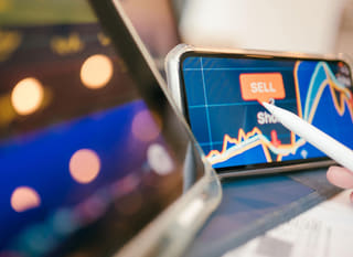 Trader die Bitcoin-, Ethereum- en forexmogelijkheden op meerdere markten bestudeert
